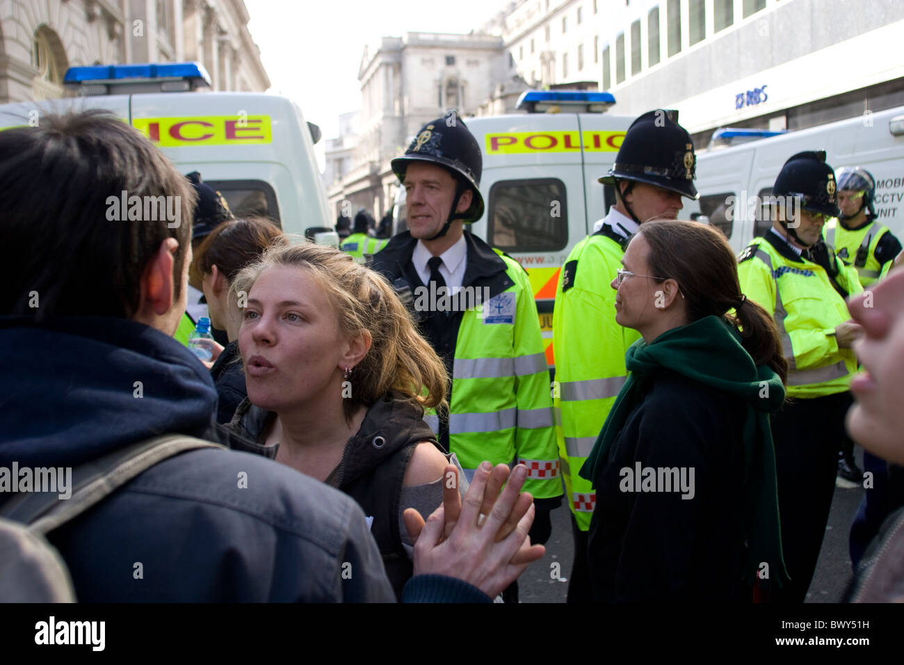 Polizei bei der G20-Protest bei der Bank of England 2009. Stockfoto