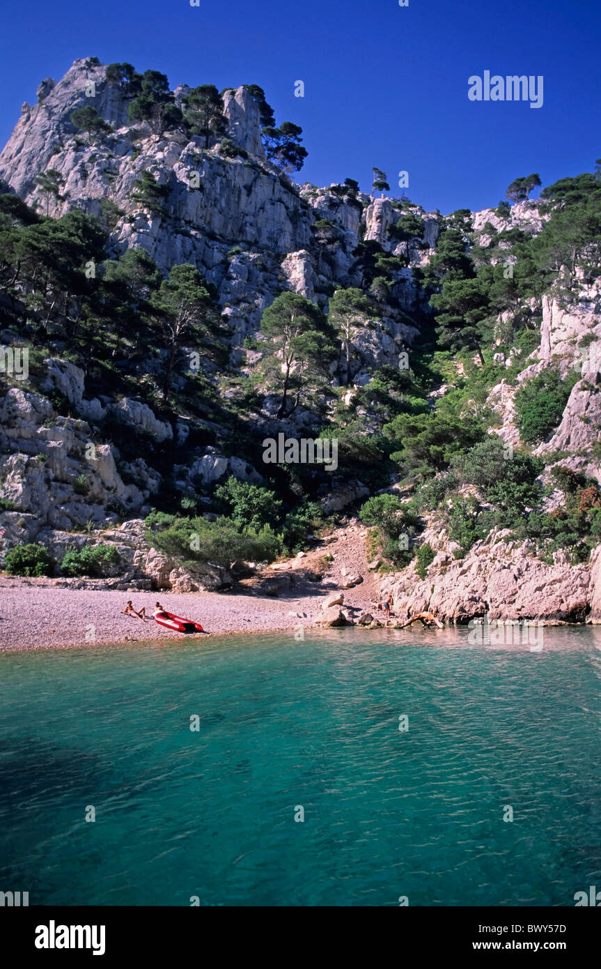 De Vau Calanques, Cassis, Cote d ' Azur, Frankreich - Menschen Sonnenbaden am Strand in einer versteckten Bucht Stockfoto