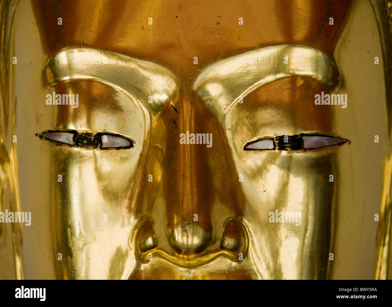 Eine Nahaufnahme des Gesichts einer Buddha-Statue in Bangkok in Thailand in Südostasien. Stockfoto