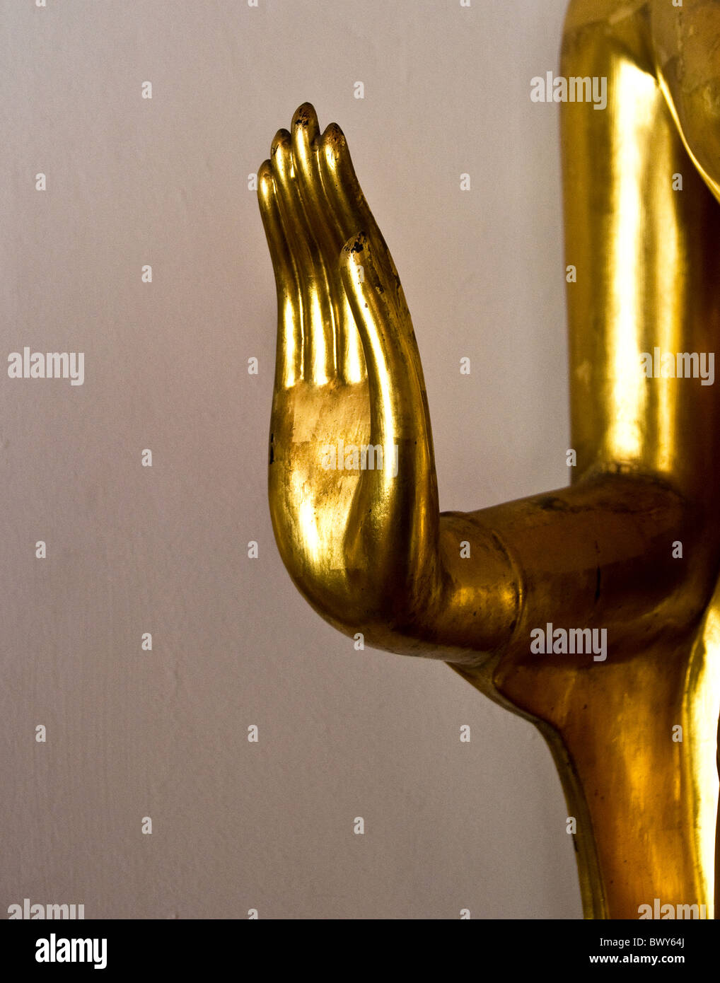 Die Hand einer Buddha-Statue in Bangkok in Thailand in Südostasien. Stockfoto
