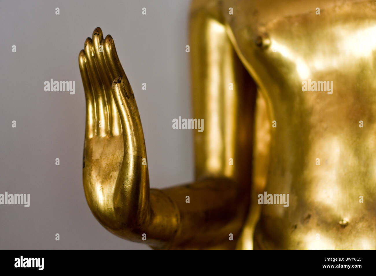Die Hand einer Buddha-Statue in Bangkok in Thailand in Südostasien. Stockfoto