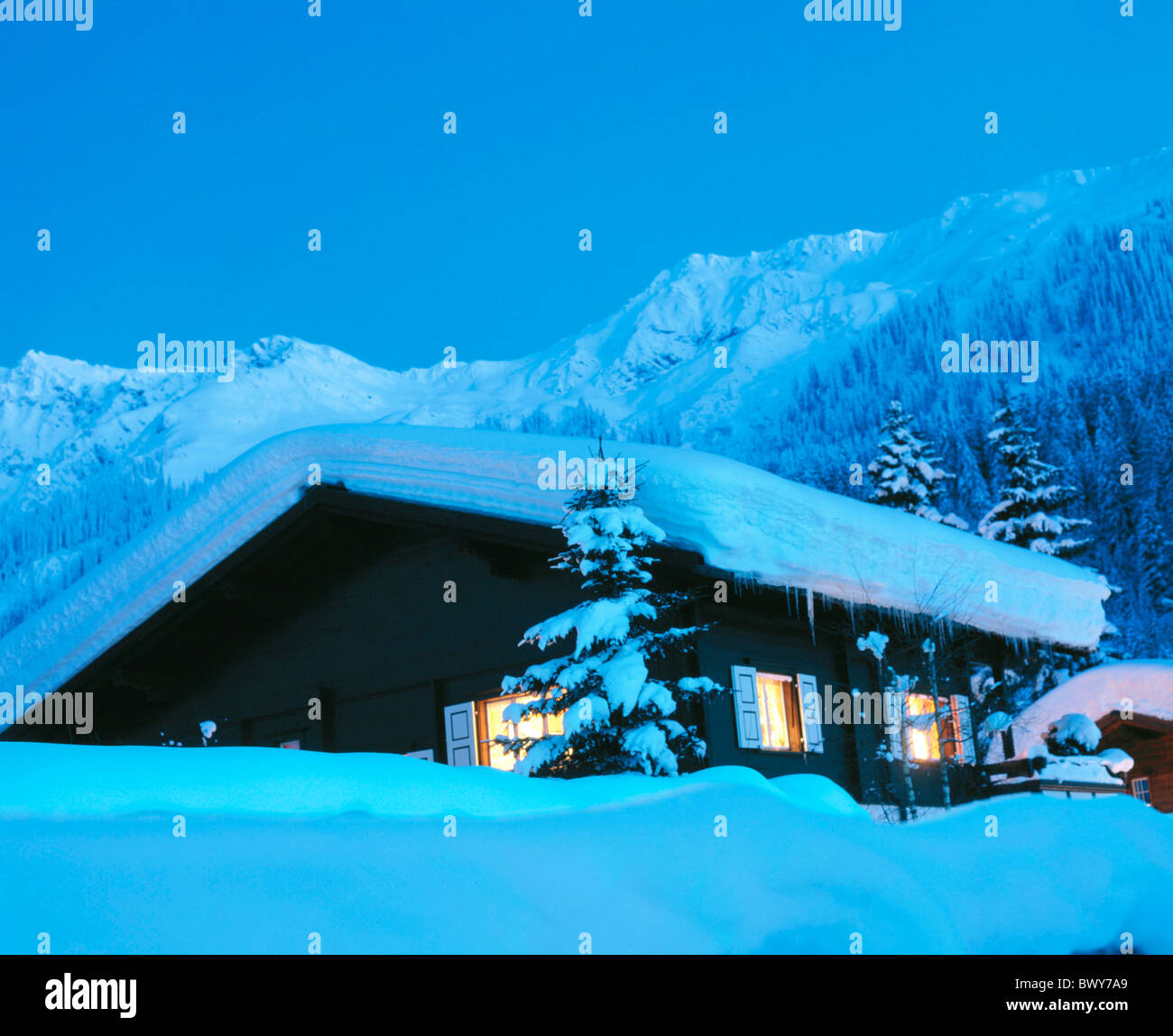 Beleuchtung der Berge Alpen Alpen Chalet Sommer Ferienhaus Graubünden Graubünden Schweiz Europa Haus nach Hause cl Stockfoto