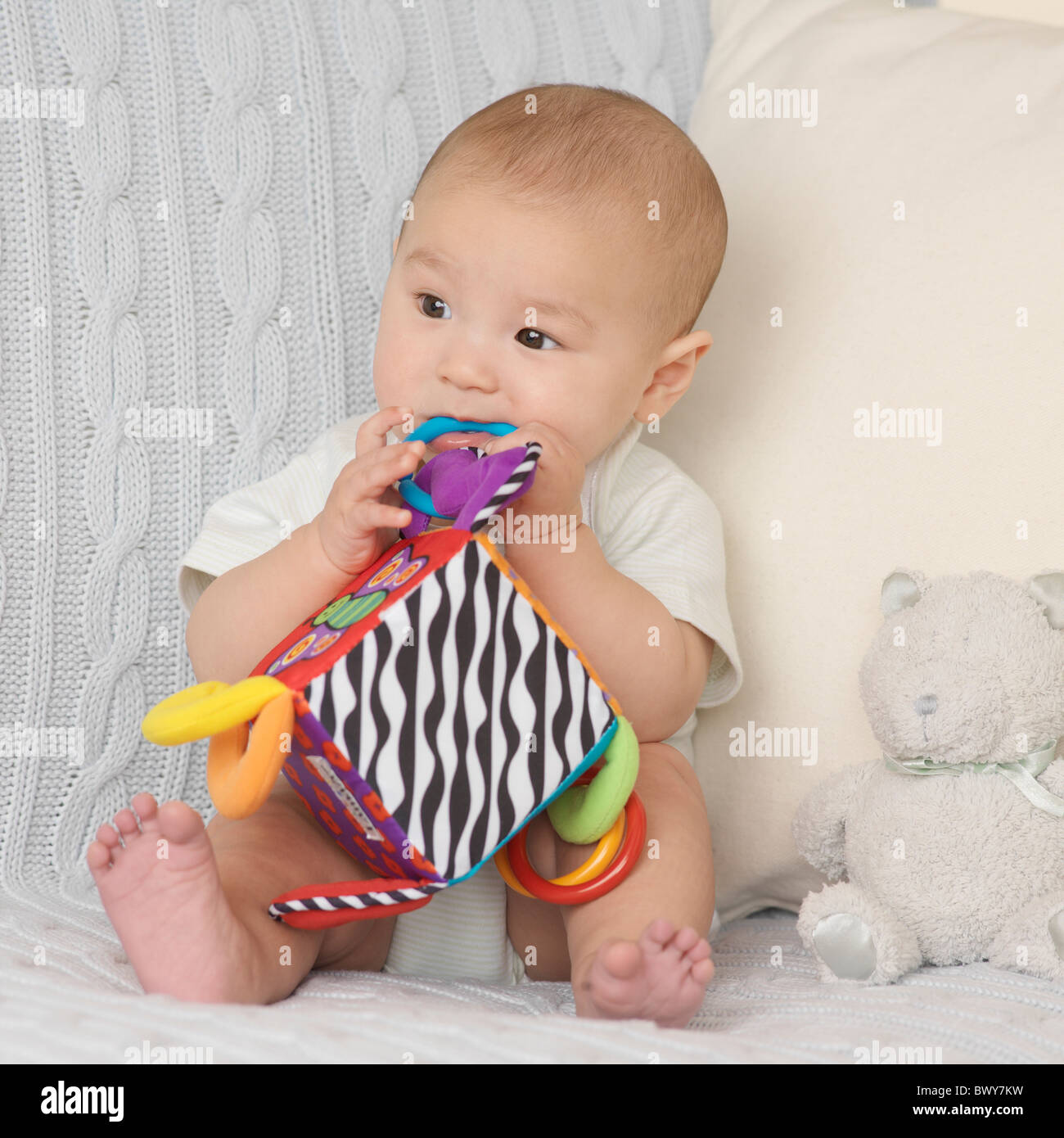 Baby spielt mit Spielzeug Stockfoto