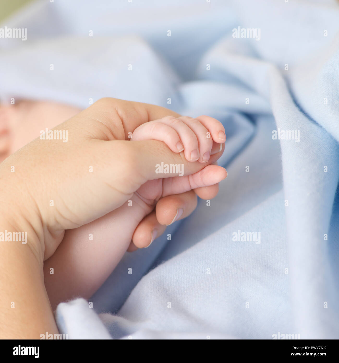 Baby an Mutters Hand Stockfoto