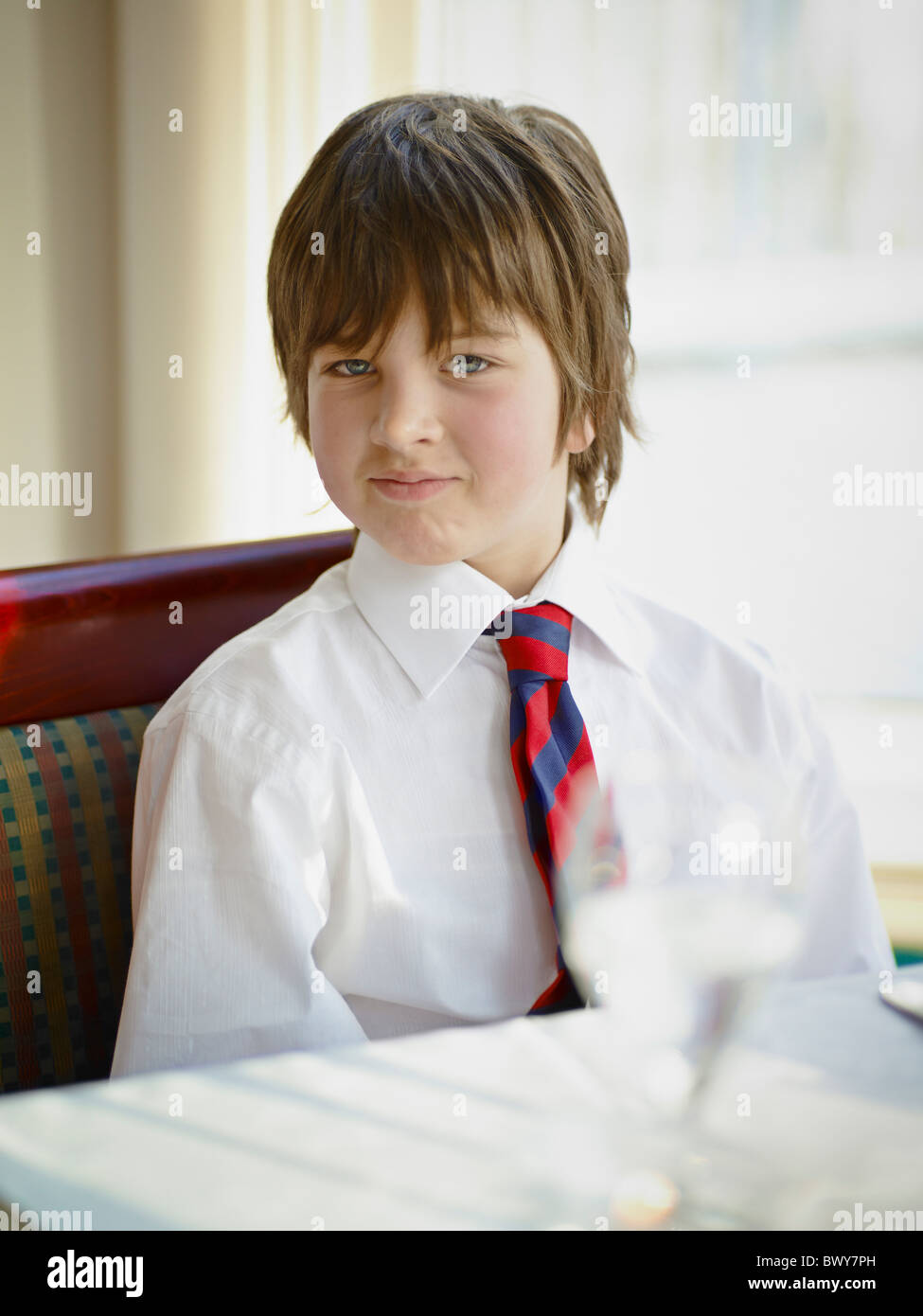 Jungen tragen Hemd und Krawatte im Restaurant Stockfotografie - Alamy
