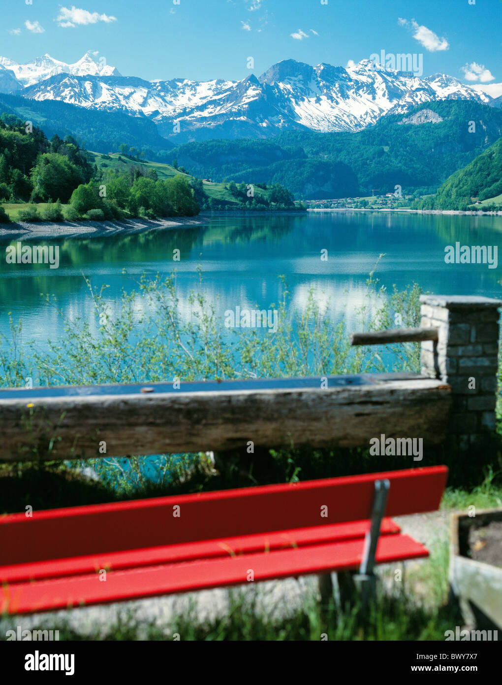 Landschaft Küste See Meer Berge Kanton Obwalden Lungernsee Schweiz Europa rote bank Stockfoto