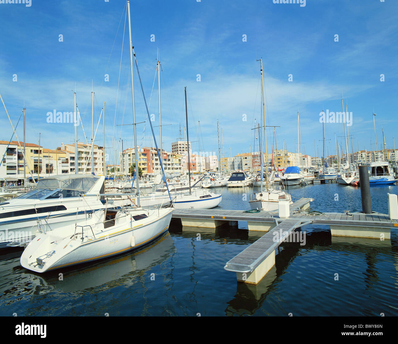 Cap d ' Agde Fassaden Frankreich Europa Hafen Port Küste Segel Yachten Stege South of France Europe Stockfoto