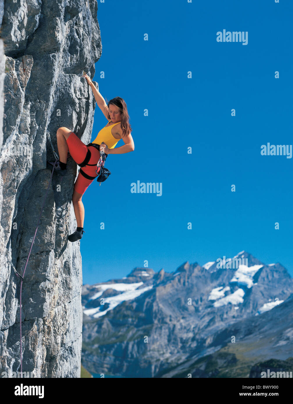 Felswand klettern freien klettern Berge Freizeit Sport Alpen Frau Schweiz Europa Stockfoto