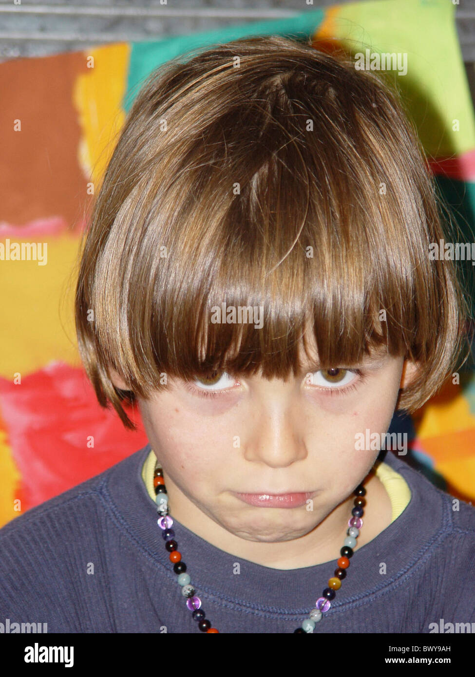 10647661 Bild schwere Halskette in junge Kind junge Zeiten Mimik Porträt problematisch Schule beleidigt Stockfoto