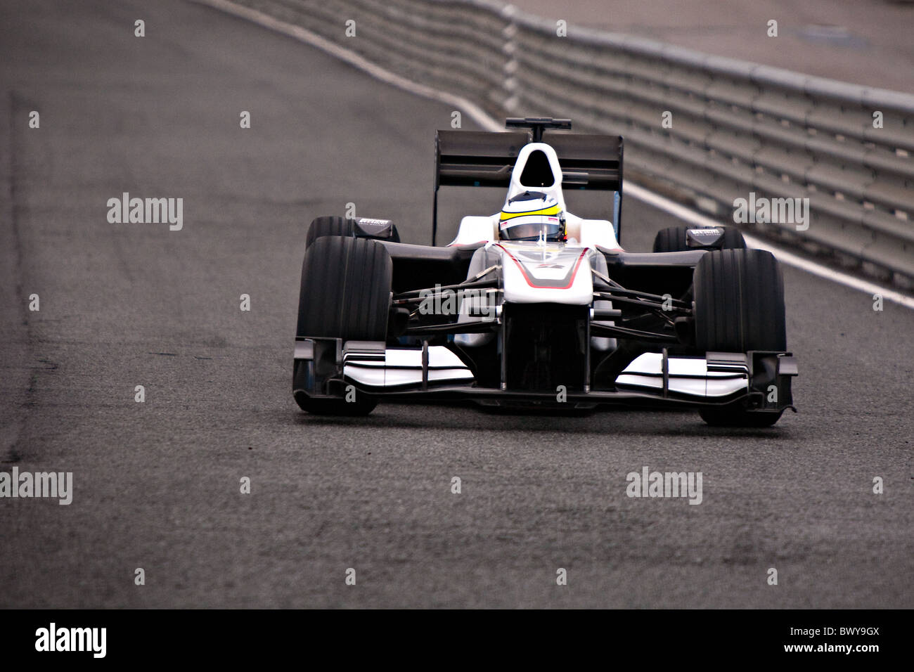 13.02.2010, Exit, Formel 1, Jerez, P. De La Rosa, Pit Lane, Sauber-BMW, Test, nass Stockfoto