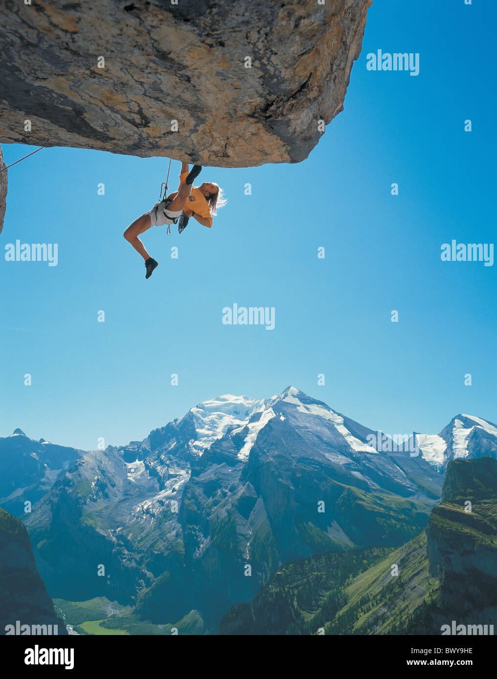 Klettern extrem frei klettern hängende über Mann Berge Felsen hängen Sport-Alpen-Schweiz-Europa-Europa Stockfoto
