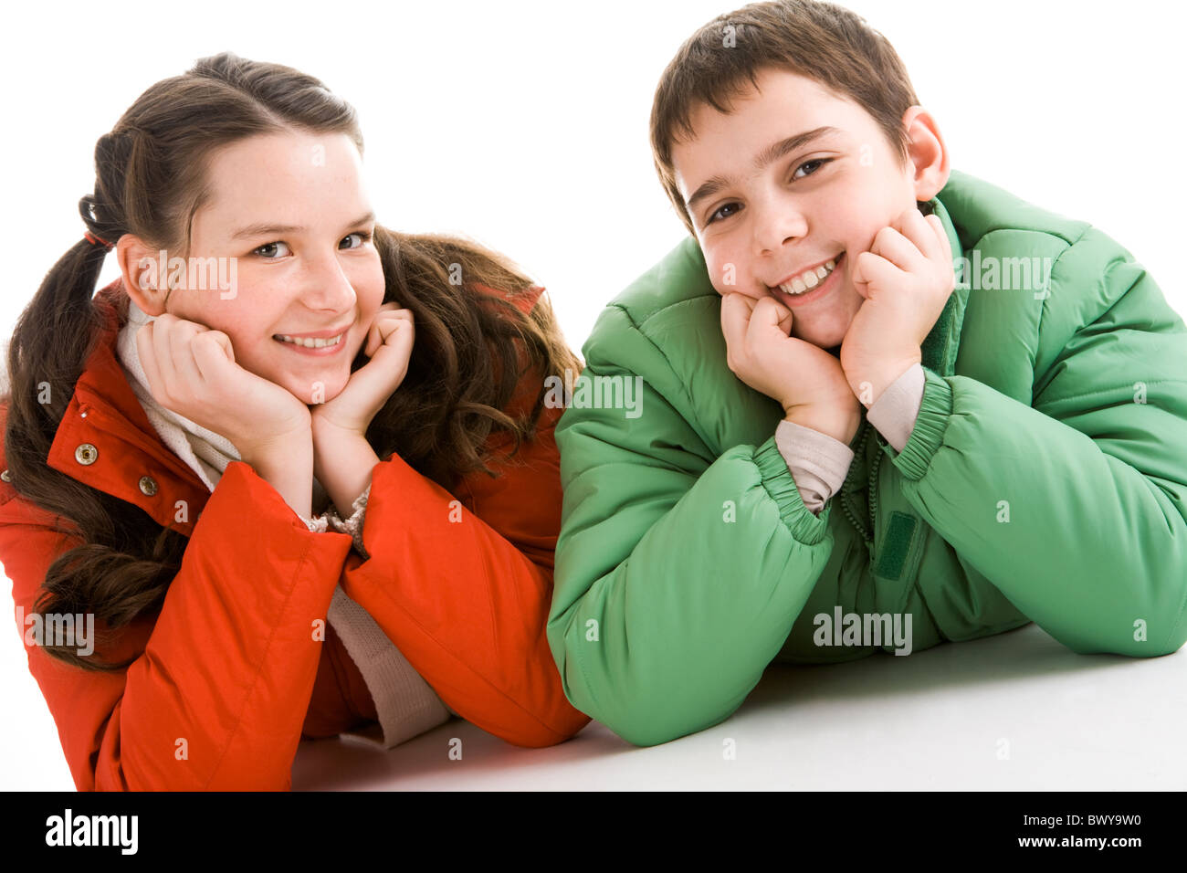 Junge liegt auf Ausgeschnittene Stockfotos und -bilder - Alamy
