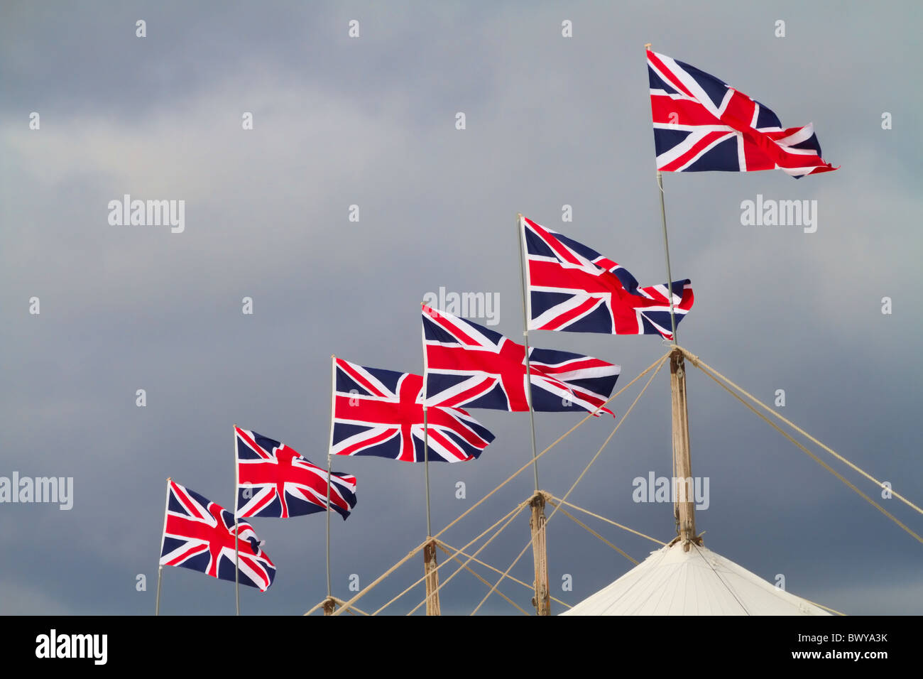 6 Union Fahnen über ein Festzelt an der 2010 beim Goodwood Revival Meeting, Sussex, England, UK. Stockfoto