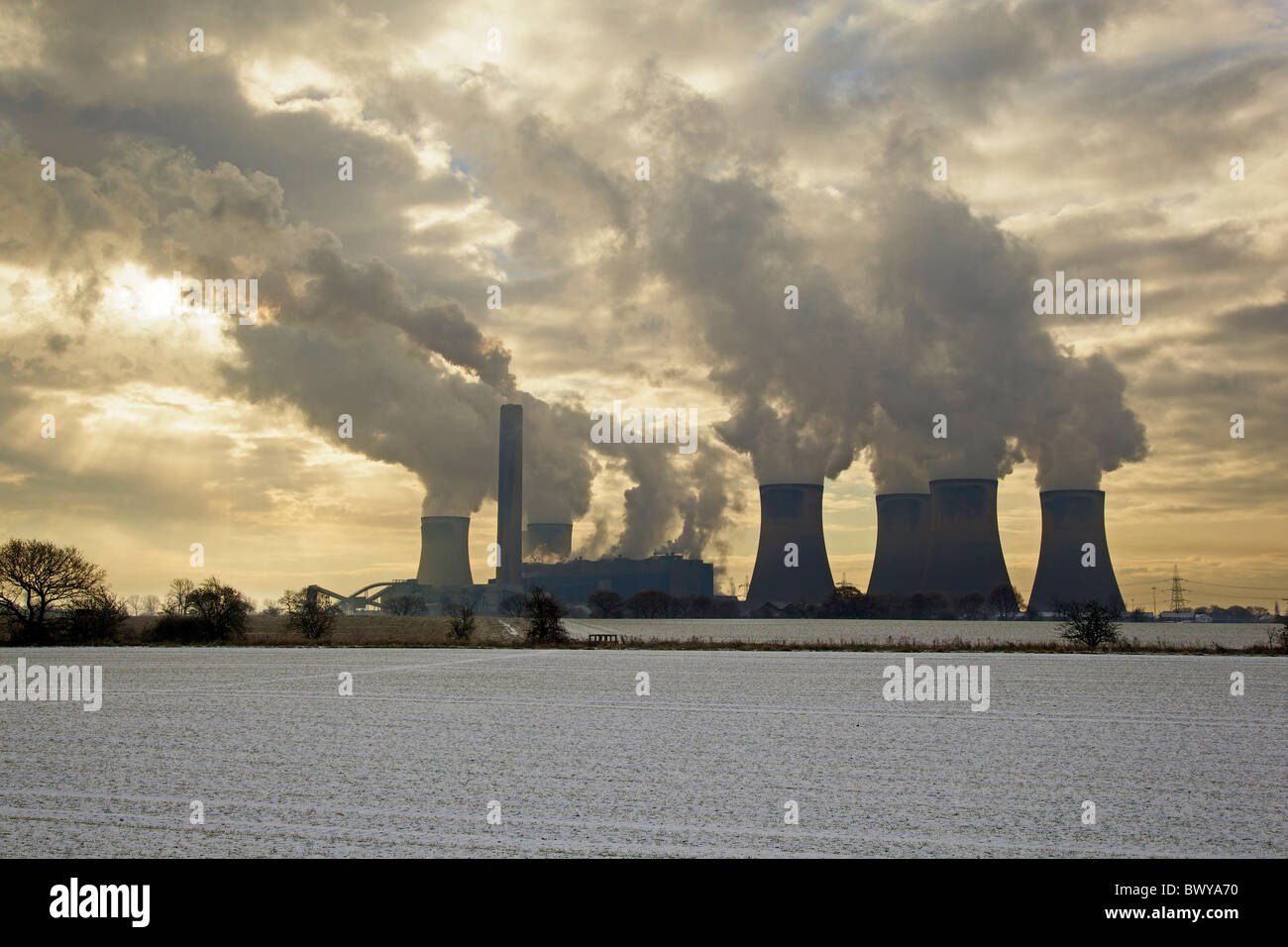 Fiddlers Ferry Kraftwerk im Schnee. Stockfoto