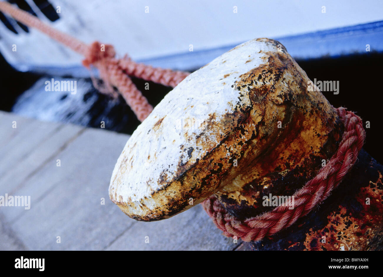 Steganlage Italien Europa post Pfosten rostigen Sardinien Navigation Seil Seil Tau Stockfoto