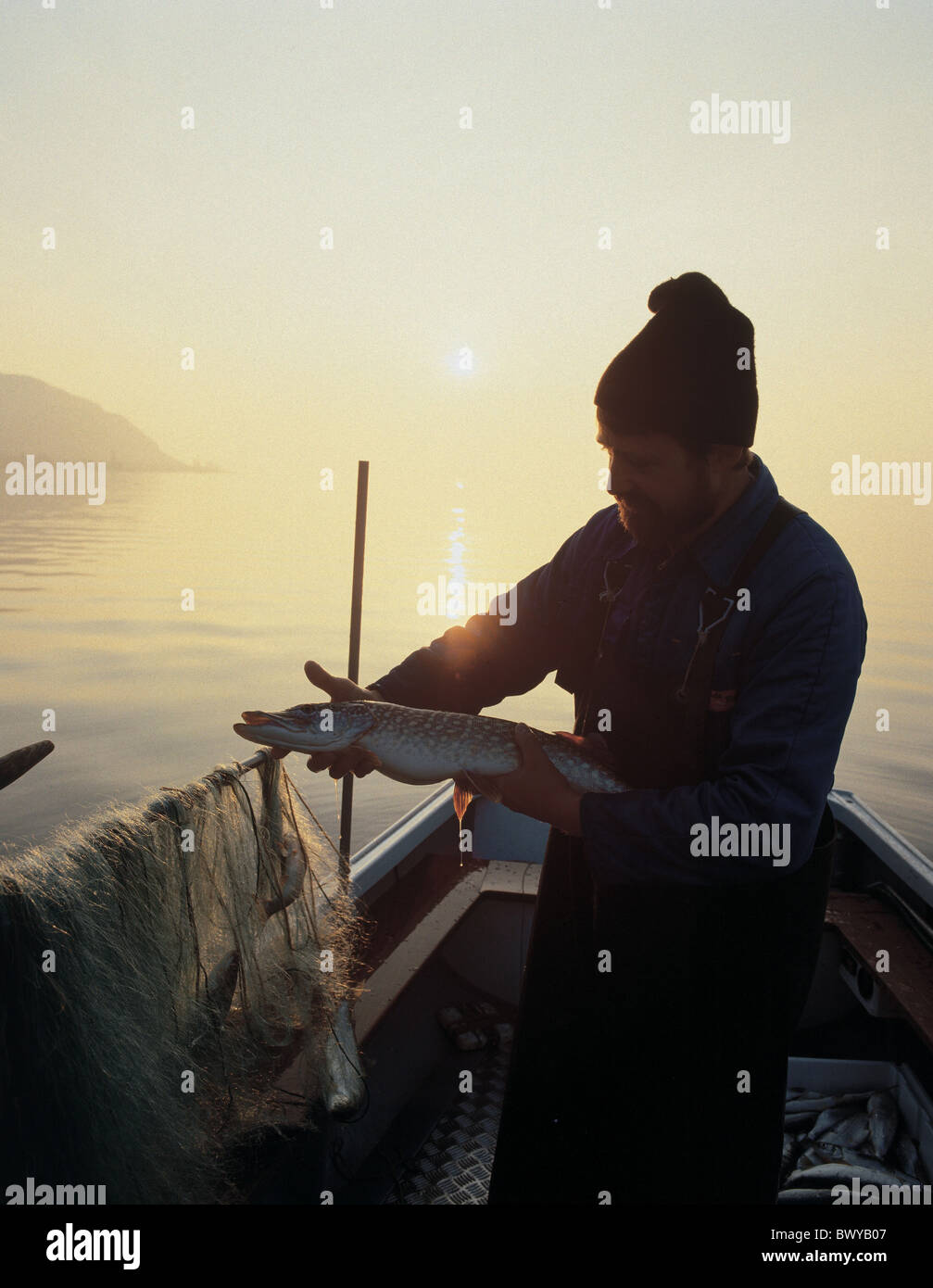 Boot Abenddämmerung Fisch Fischer Fischerei Angeln Angeln See Mann Stimmung net Beruf Beruf Twi Stockfoto