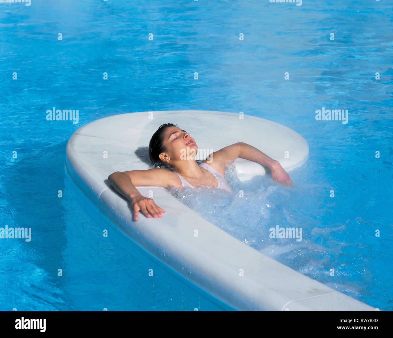 Baden Heilung Heilung Bad ein entspannendes Heilbad Mineralwasser Bad entspannen Schwimmbadwasser Wellness Stockfoto