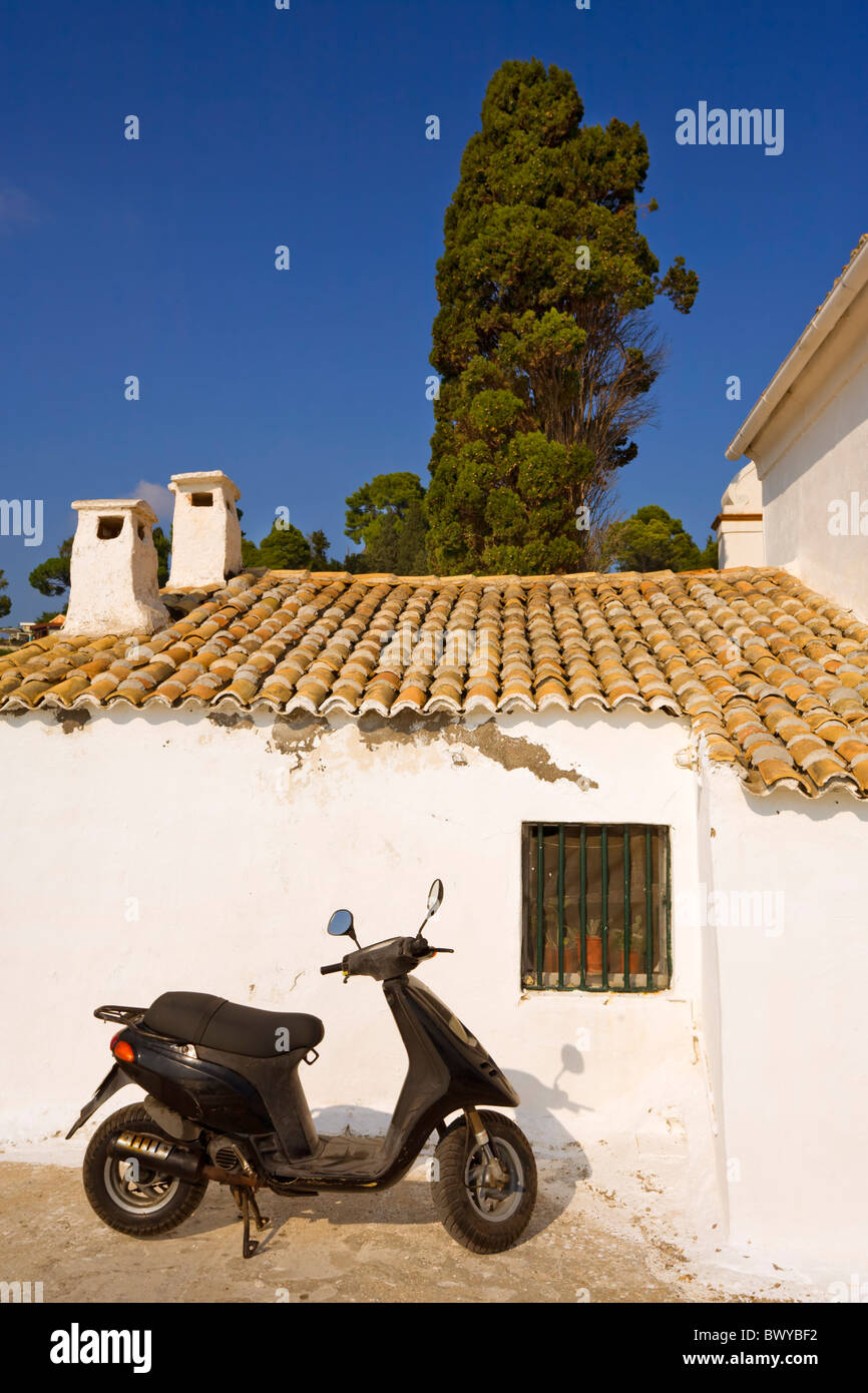 Roller vor mediterranen Haus Stockfoto