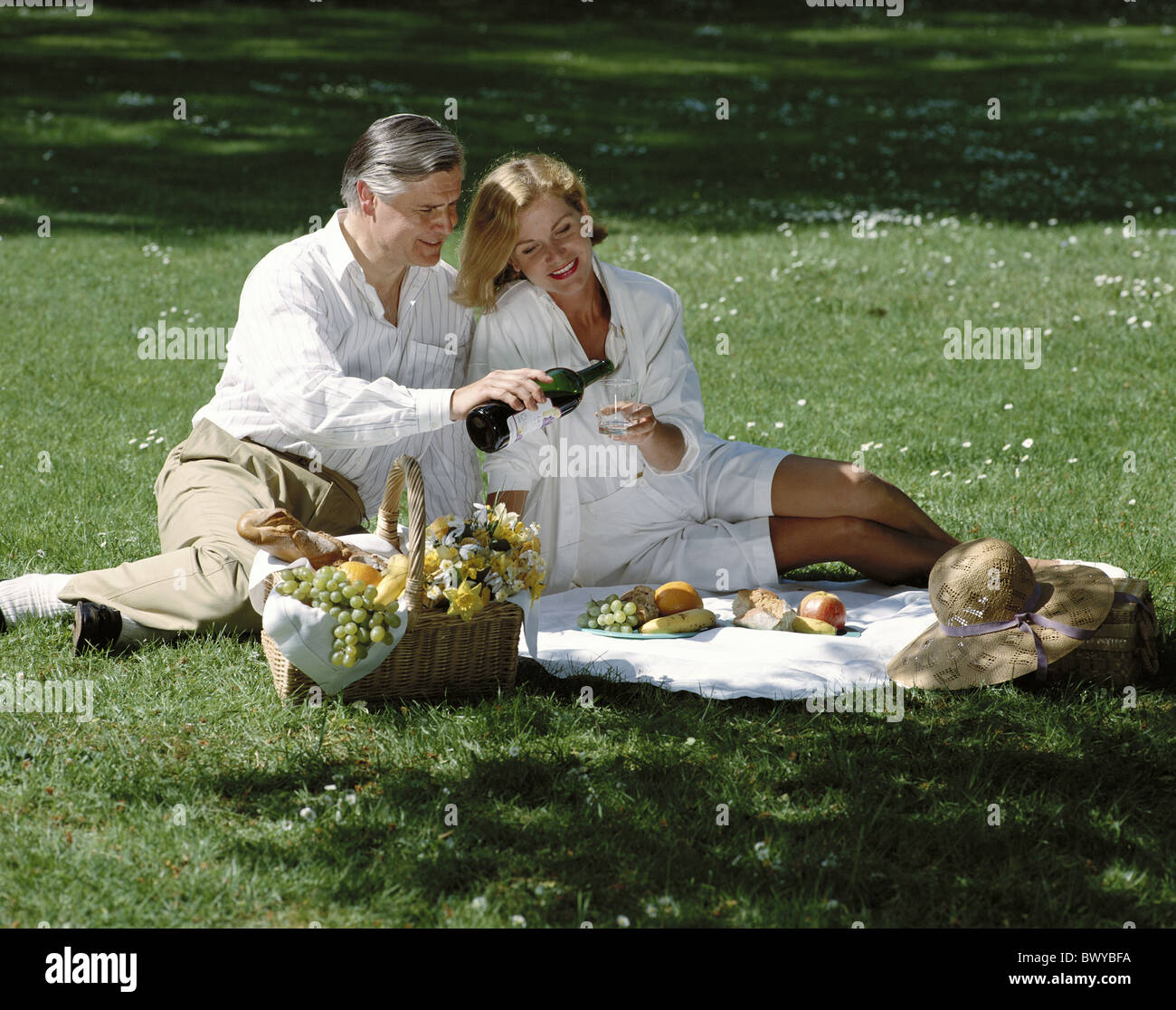 Blume-Box Abdeckung Mann Wein einschenken, Mittelalter, alte Person paar paar Park Picknick rest Stockfoto