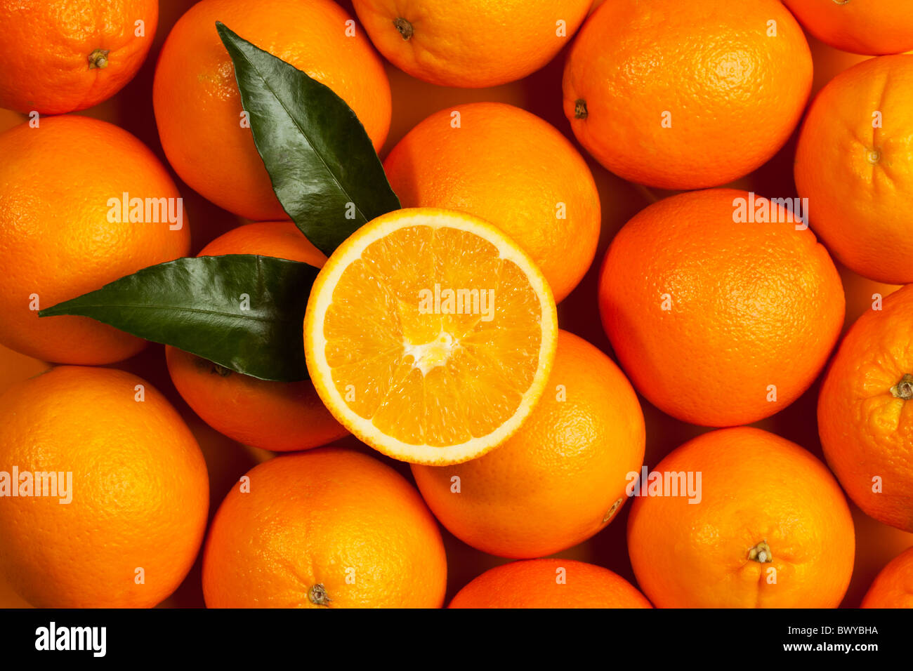 frische Orangen Hintergrund lässt halbierte Frucht mit an der Spitze Stockfoto