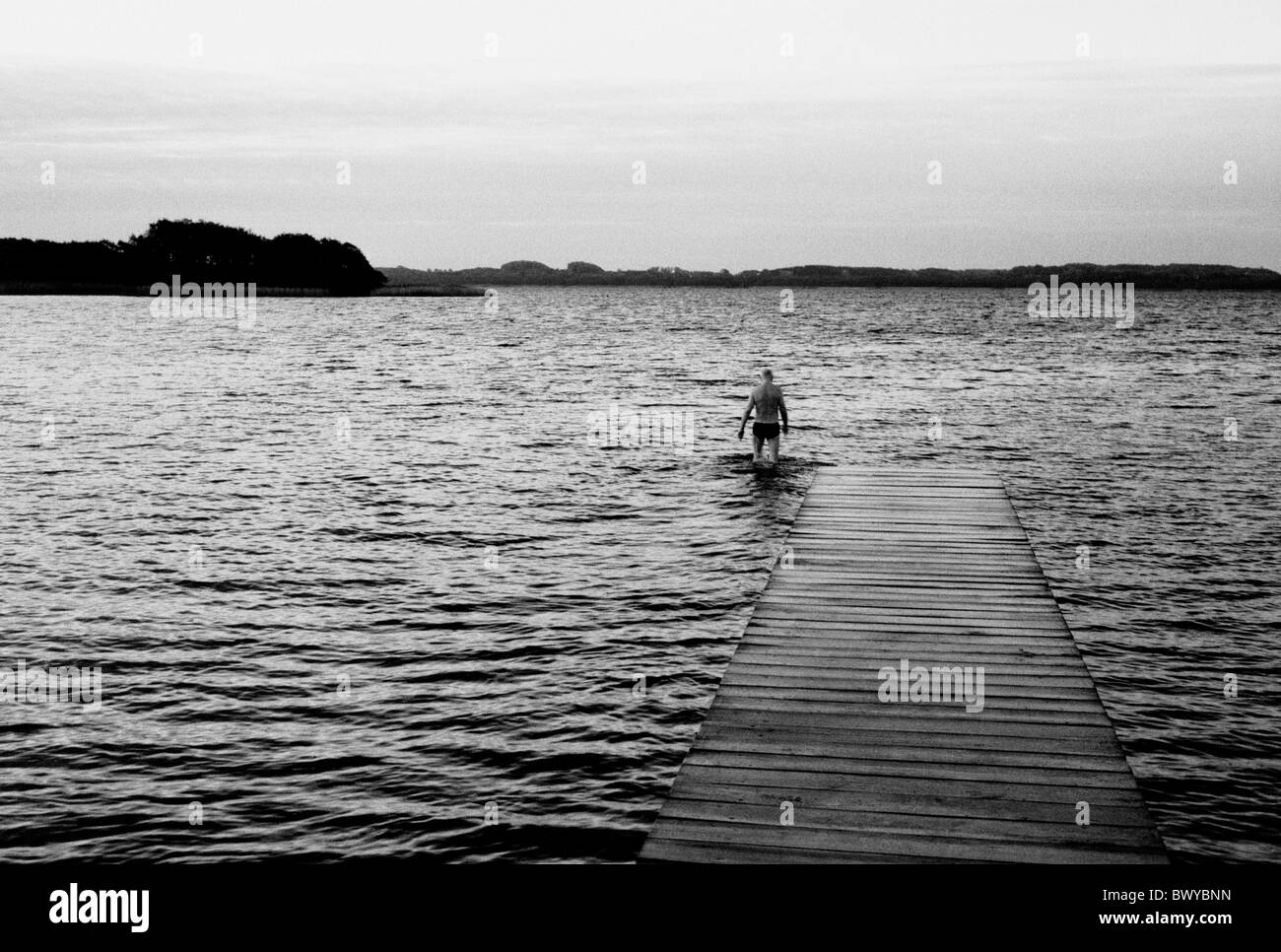 Körper von Wasser Holzsteg Wassermann schwarz-weiß Flotation See Meer senior Citi Schwimmen Baden Stockfoto