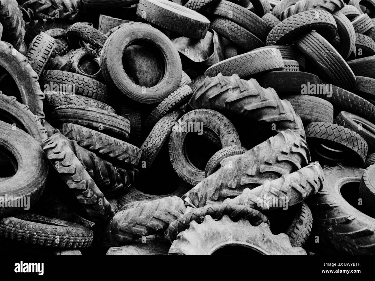 Müll, alten Reifen Deponie verwendet Kautschuk Kautschuk camp Warehouse Müll Reifen Reifen Reifen schwarz und Stockfoto