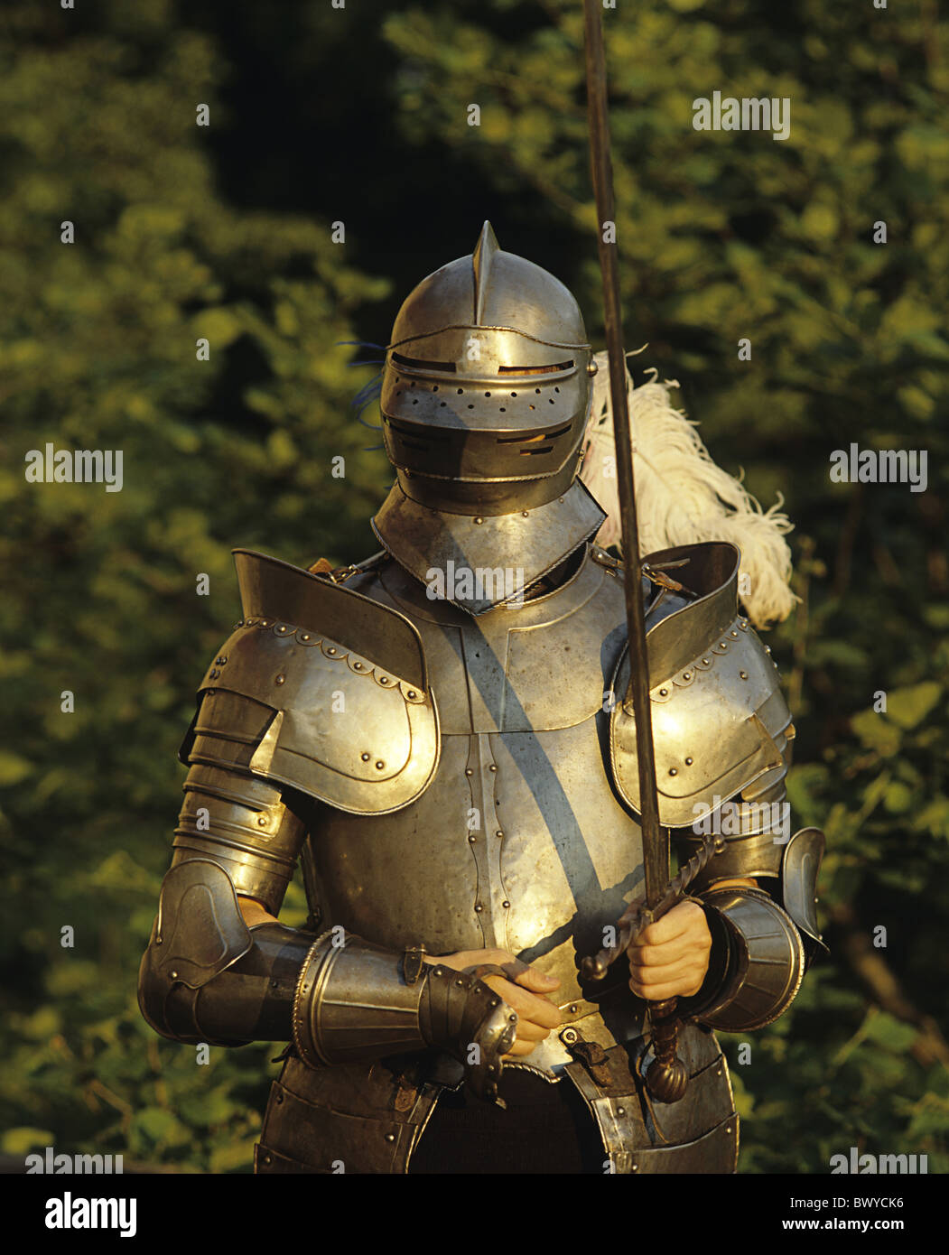 außerhalb wirklich Helm Metall Porträt Ritter Rüstung Schwert Stockfoto