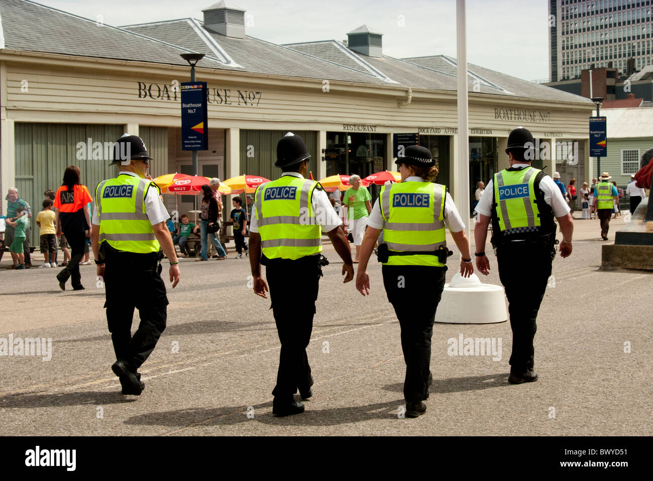 Britische Polizei zu Fuß in einer Linie Stockfoto