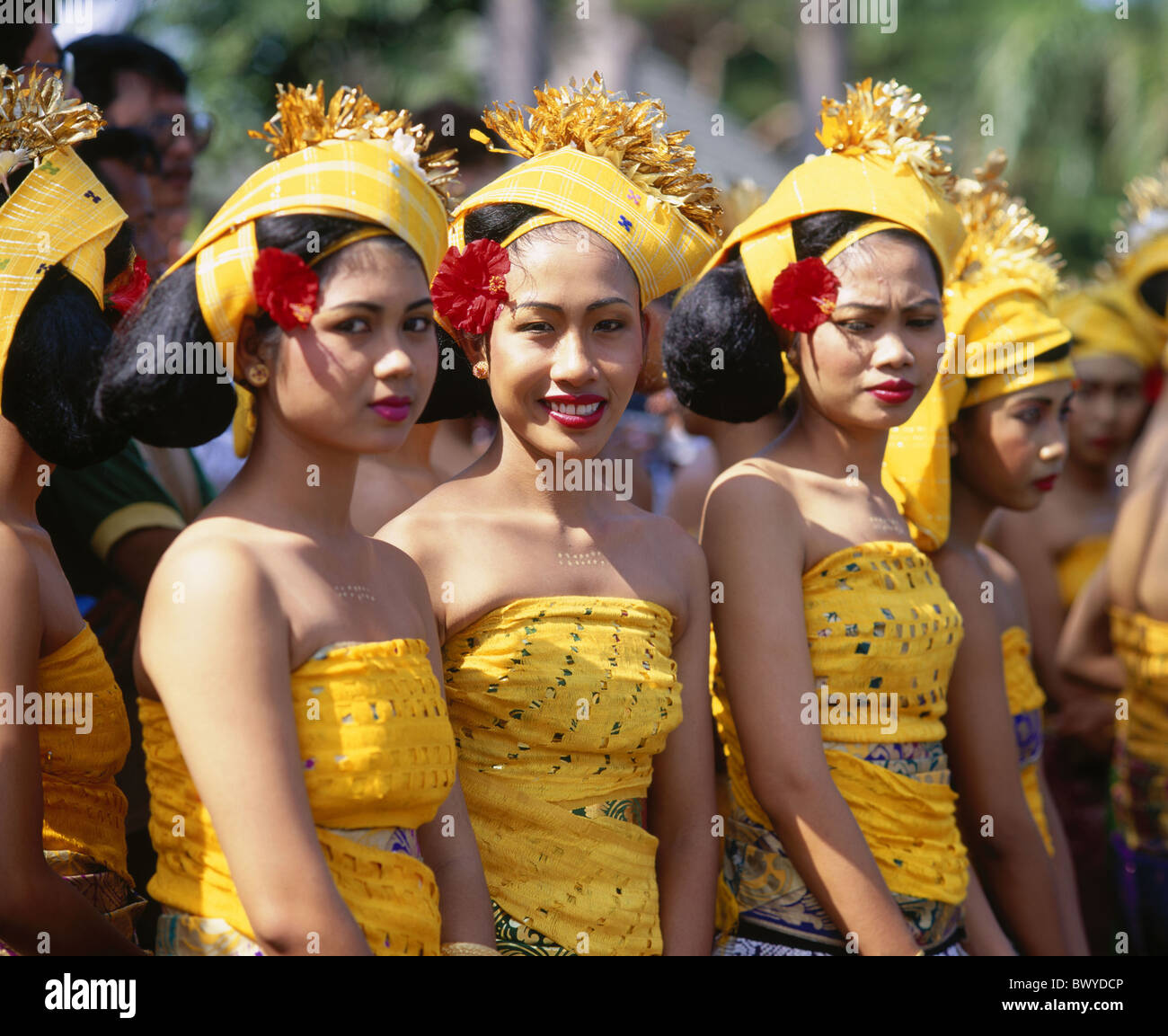 freundlicher-weise-hat-junge-au-erhalb-denpasar-bali-asien-festival