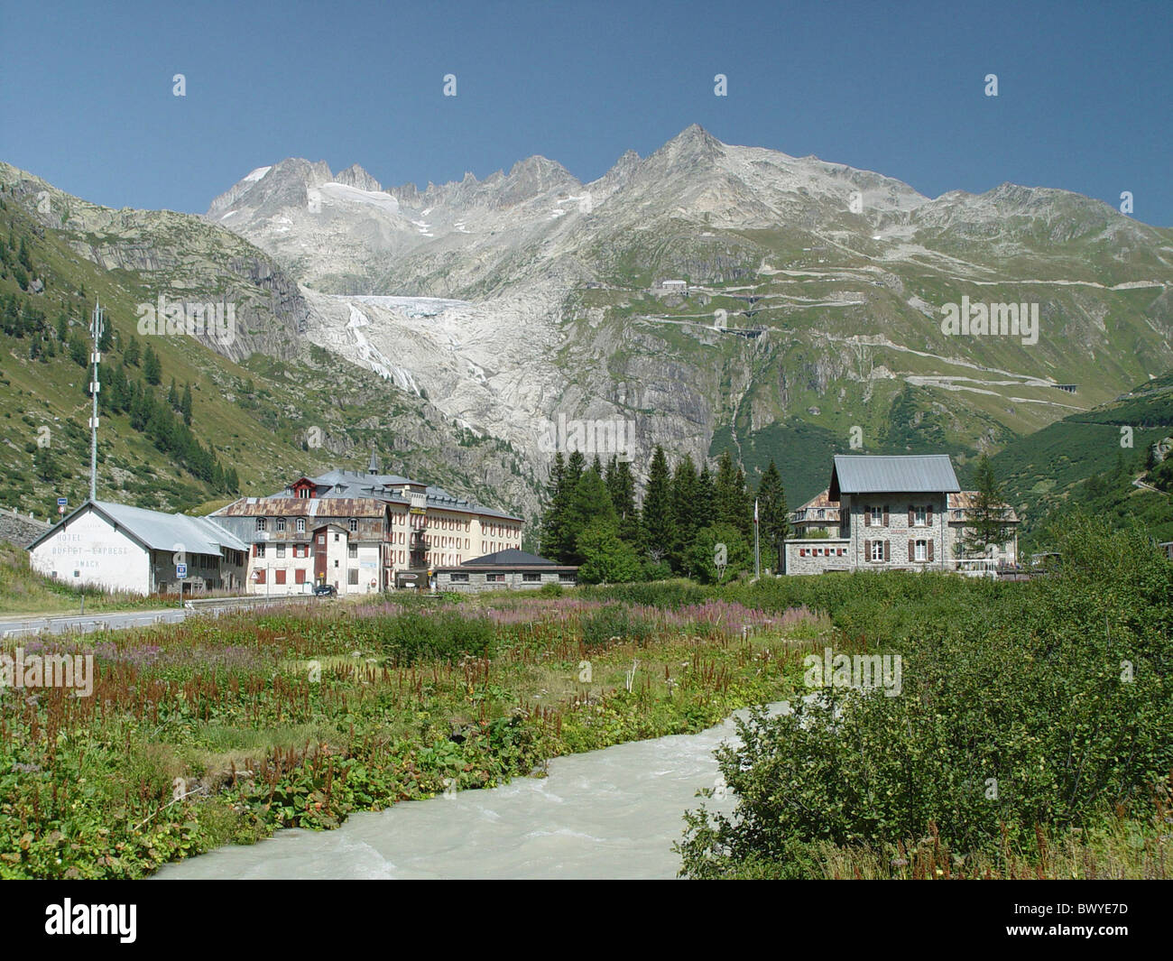 Alpen Alpen Bach Bach Bach Berge Blumen Blume Wiese Furka Galenstock Gletsch Gletscher-Goms heiß Stockfoto