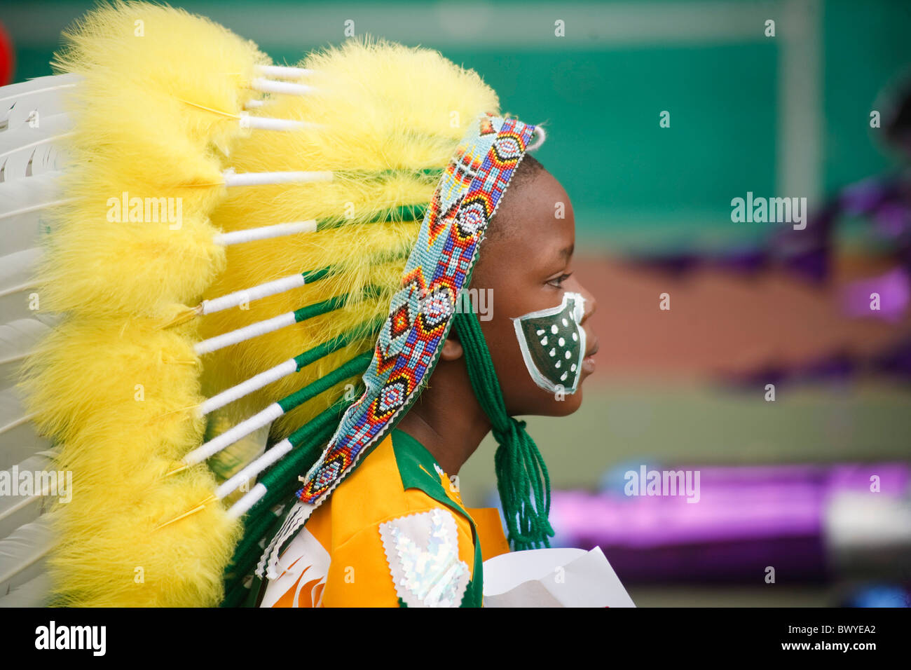 Trinidad Karneval Junior Karneval, junge in gelben indischer Kopfschmuck Stockfoto