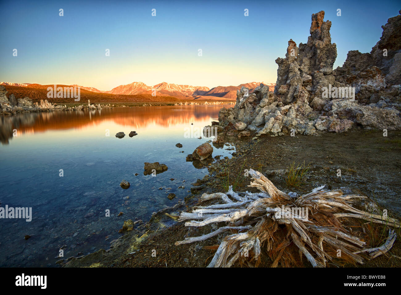 Mono Lake in Kalifornien bei Sonnenuntergang mit wunderschönen leuchtenden Bergen im Hintergrund Stockfoto