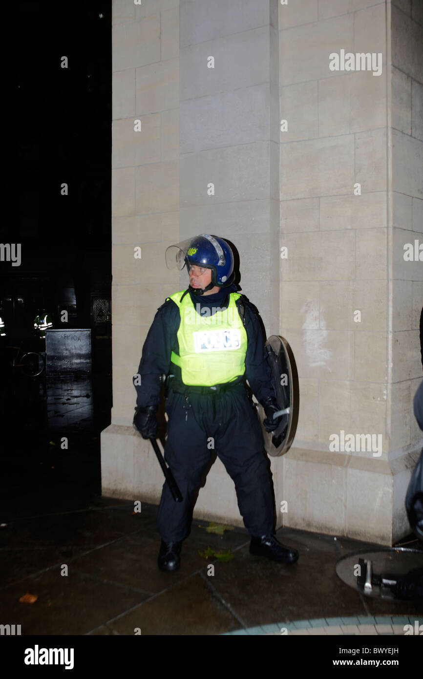 Polizist mit Taktstock bei Schüler-Demo in London Stockfoto