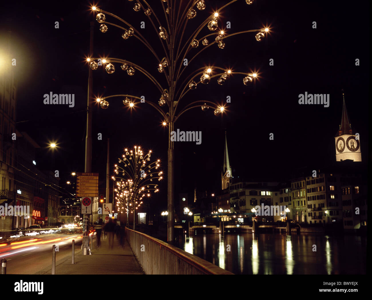 Autos Automobile Lichter leichte Spuren Limmat Quai bei der Schweiz Europa Weihnachten Nachtbeleuchtung Stockfoto
