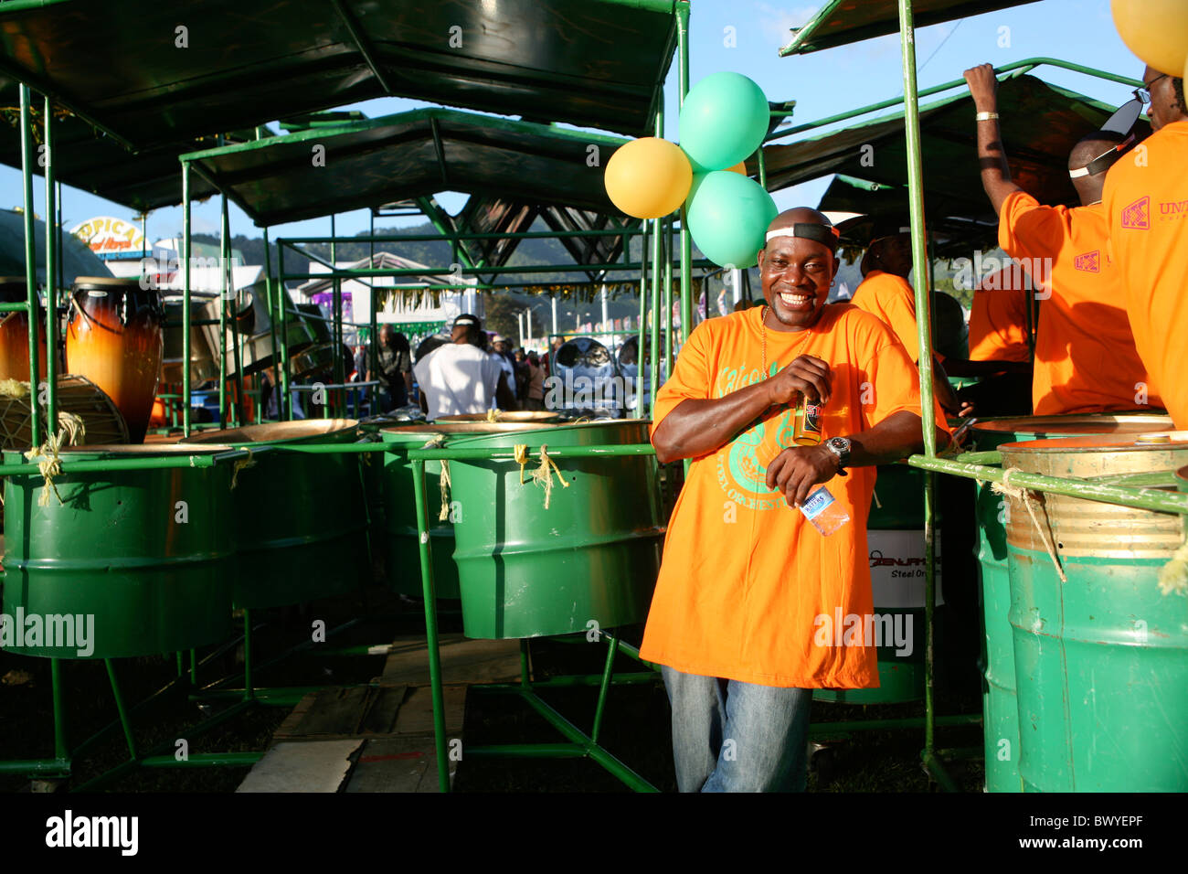 Pan-Spieler aus Katzenjammers Tobago Steelband entspannende Pre-Wettbewerb in der Savanne Stockfoto