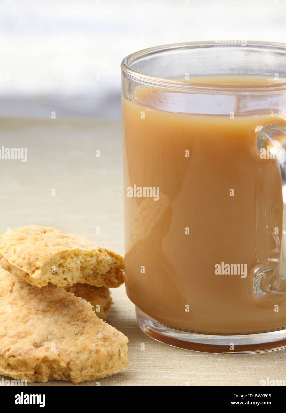 Tasse Tee und Gebäck Stockfoto