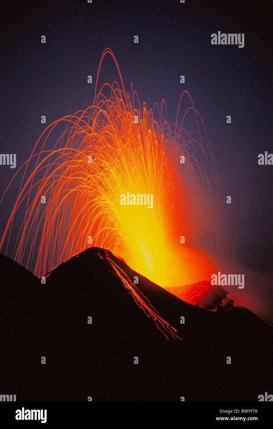 Vulkanismus Vulkanausbruch Italien Europa Stromboli bei Nacht Nacht Vulkan Stockfoto