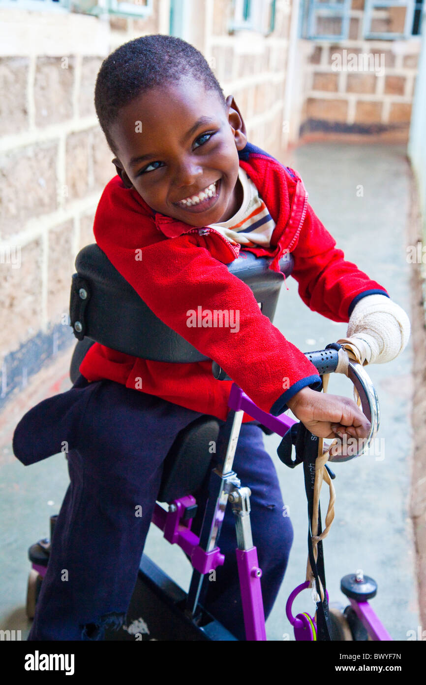 AIFA Thuo, zugefügt mit zerebraler Lähmung, Maji Mazuri Kinderhaus, Nairobi, Kenia Stockfoto
