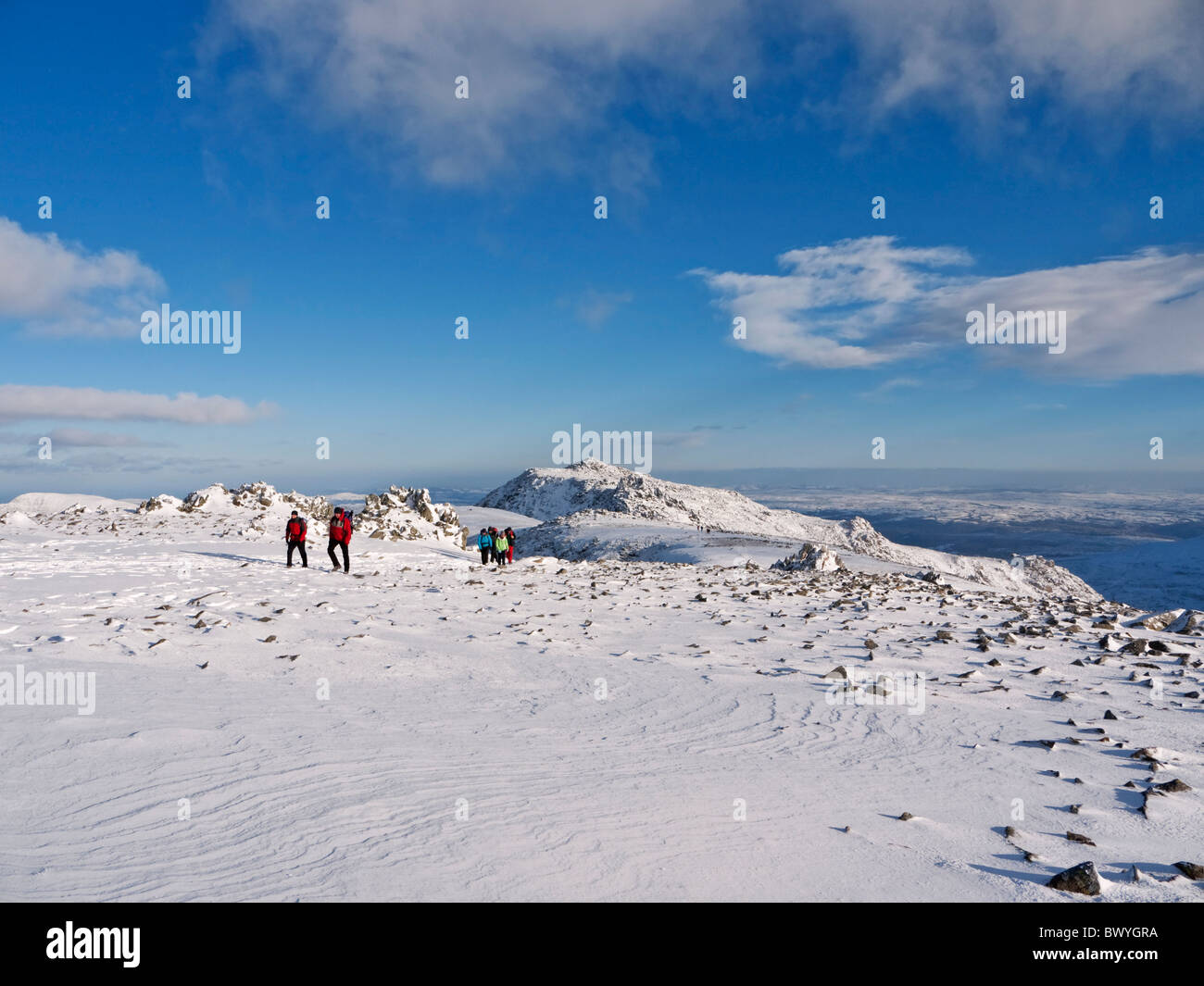 Wanderer auf Glyder Fawr im Winter. Glyder Fach kann im Hintergrund zu sehen. Snowdonia, Nordwales Stockfoto
