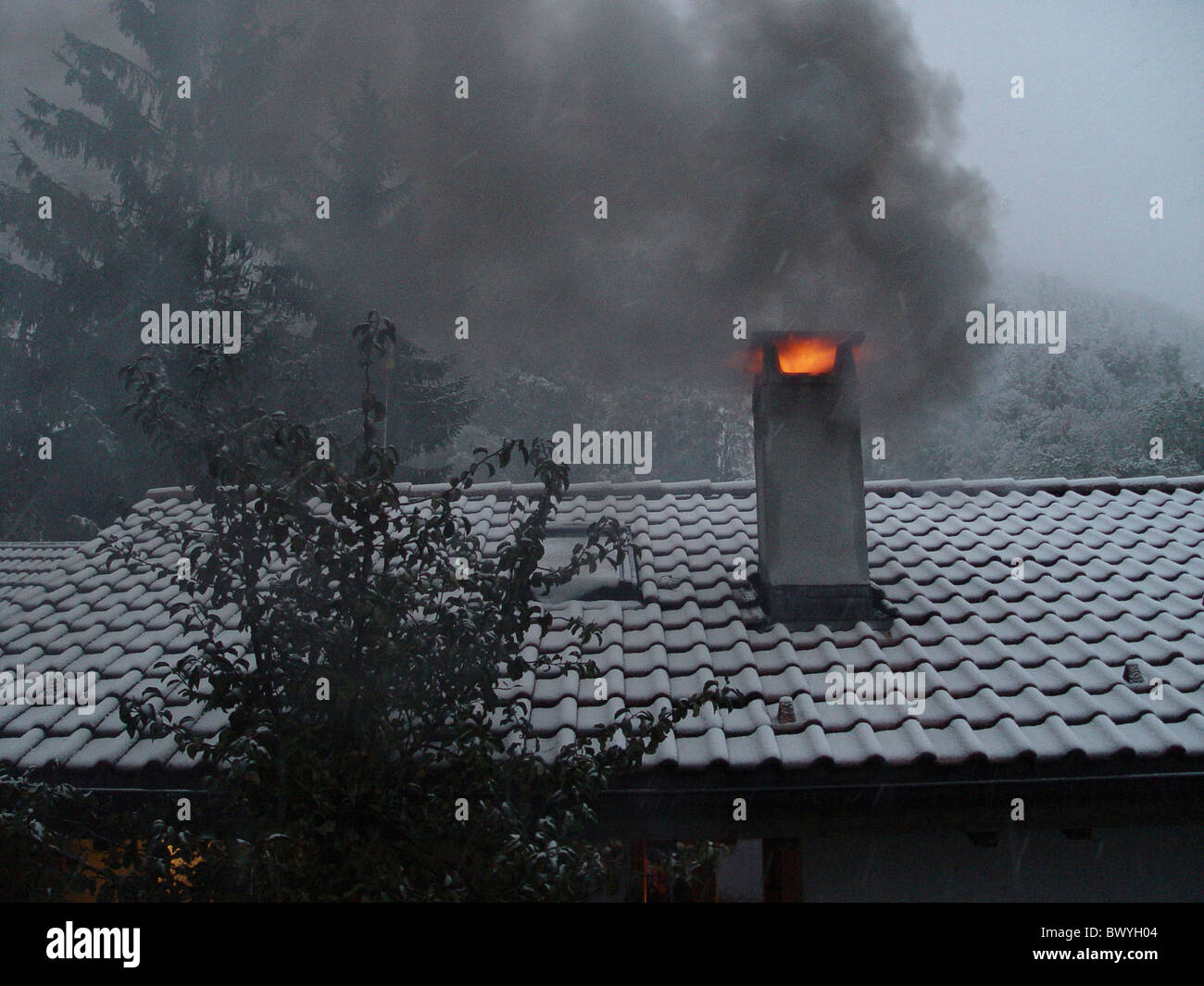 Kamin Rauch Drückt In Die Wohnung Kamin rauch hausdach -Fotos und -Bildmaterial in hoher Auflösung – Alamy