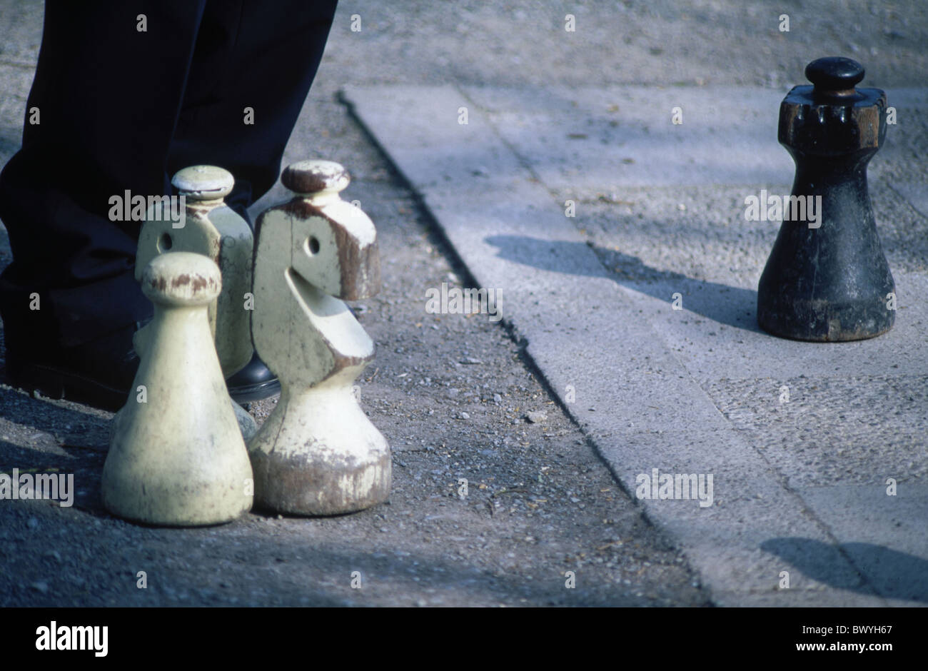 außerhalb Freizeit Kalk Gericht überprüfen Schach Brett spielen Schach Stücke Schweiz Europa Stadt Zürich Stockfoto