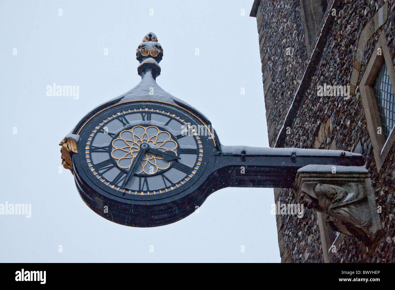 Große Stadt clock Tower in Canterbury High Street.  Mit Schnee an der Spitze. Stockfoto