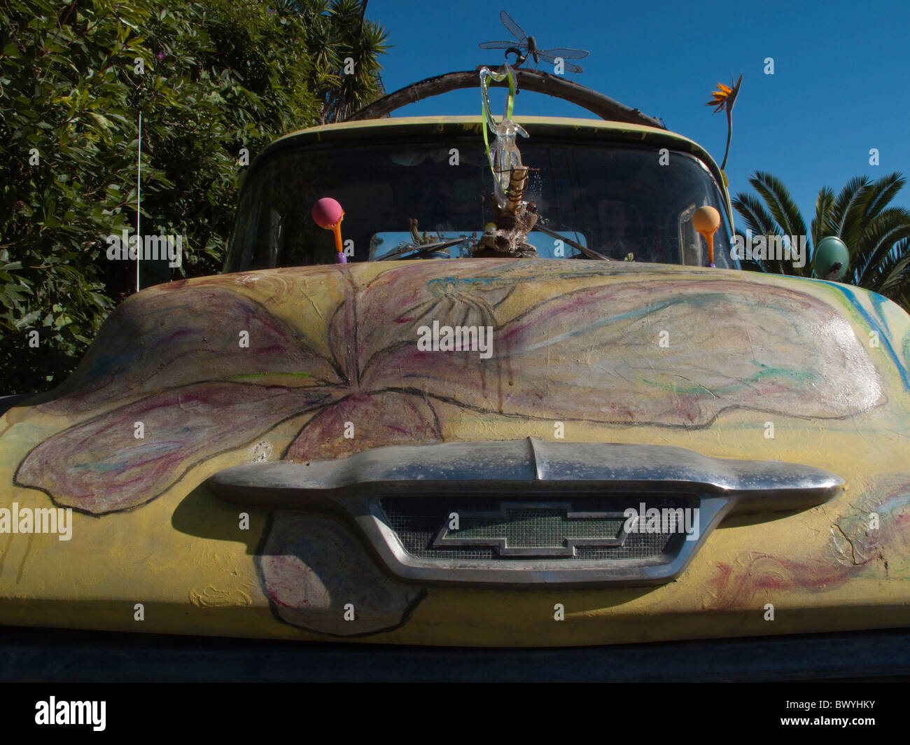 Alter Lkw in Summerland CA mit primitiver Kunst dekoriert Stockfoto