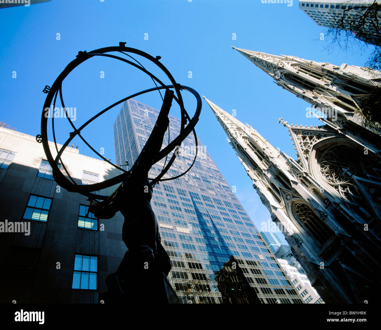 Atlas-Statue Übersicht New York St. Patrick Kathedrale USA Nordamerika Hochhaus Wohnblock Stockfoto