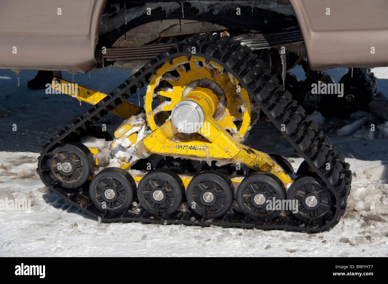 USA, Wyoming. Yellowstone-Nationalpark. Detail des van mit Schnee Spuren, mit denen für die Fortbewegung des Parks im Winter ausgestattet. Stockfoto