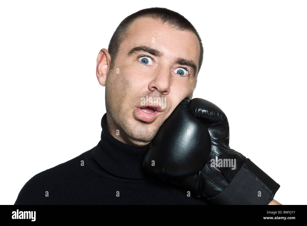 Studioportrait erschossen auf isolierten weißen Hintergrund ein lustiger Mensch, der ein Boxhandschuh betroffen Stockfoto