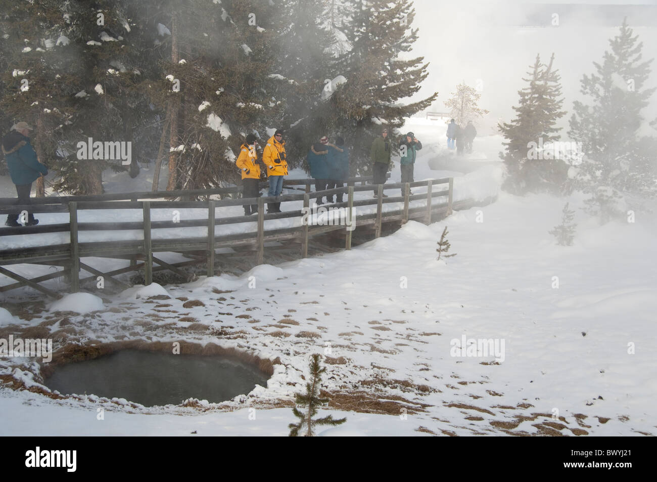 USA, Wyoming. Yellowstone-Nationalpark, West Thumb Geyser Basin. Touristen auf der Promenade im Winter. Stockfoto
