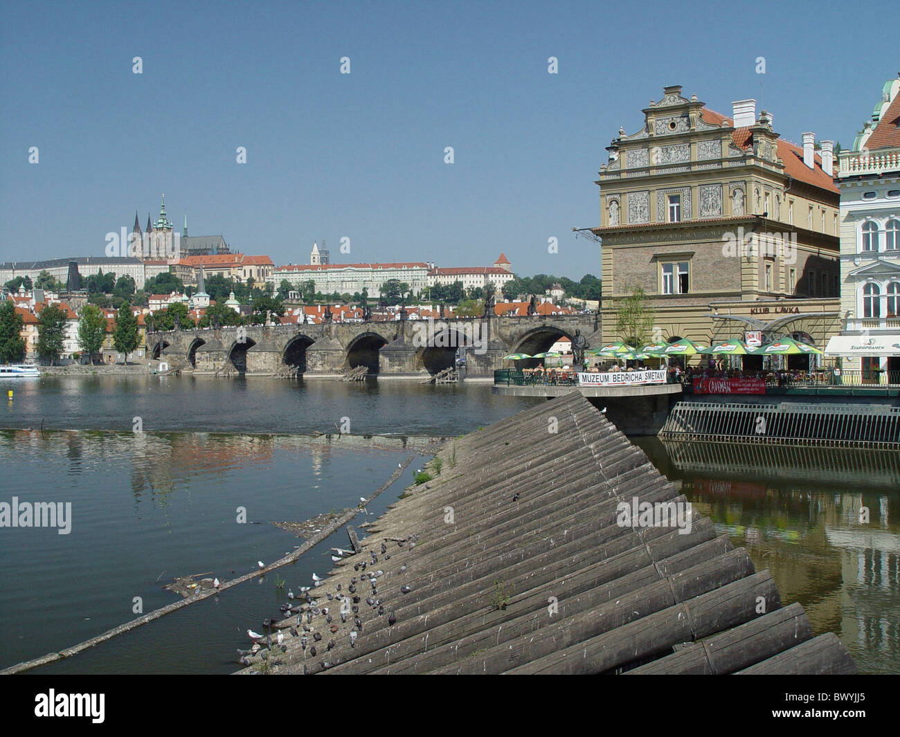Bedrich Smetana Fluß Hradcany Charles Brücke Menschen Moldawien Museum Prag Prager Burg Czechia Eu Stockfoto