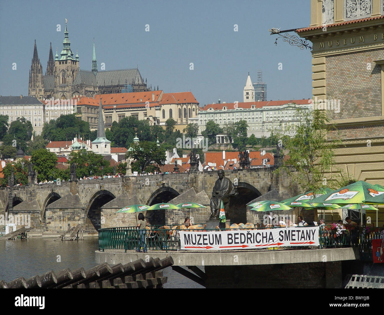 Bedrich Smetana Hradcany Charles Brücke Menschen Moldawien Museum Prag Prager Burg Terrasse Tschechien Europa Stockfoto