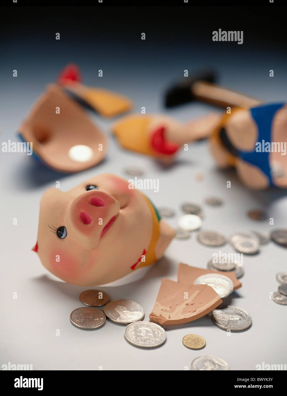 Finanzen gebrochen Münzen Einsparungen Schwein smash Stockfoto